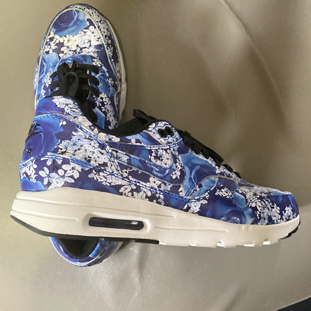 Women’s sz 8 - Nike max ultra - Tokyo in excellent condition - worn a few times